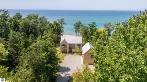 6987 N Manitou Trl, Northport, MI 49670
