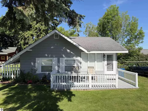 104 Oliver St, Houghton Lake, MI 48629