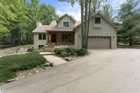 4340 Hampshire Dr, Williamsburg, MI 49690
