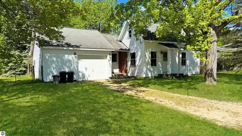 613 Waldo St, Cadillac, MI 49601
