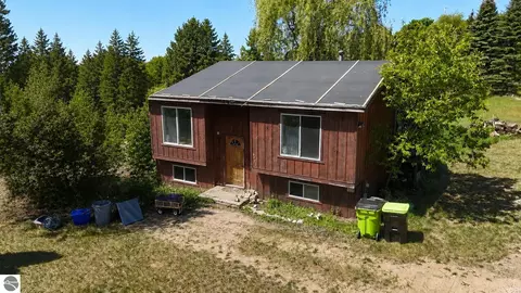 5527 Old Maple Trl, Grawn, MI 49637