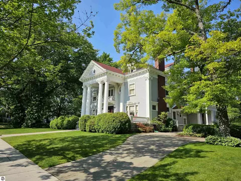 230 Wellington, Traverse City, MI 49686