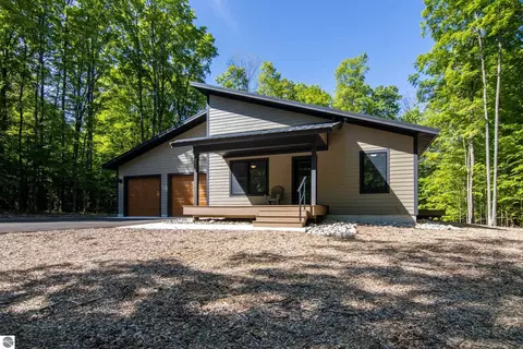2418 Hawks Eye Dr, Bellaire, MI 49615