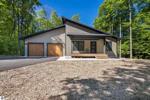 2418 Hawks Eye Dr, Bellaire, MI 49615