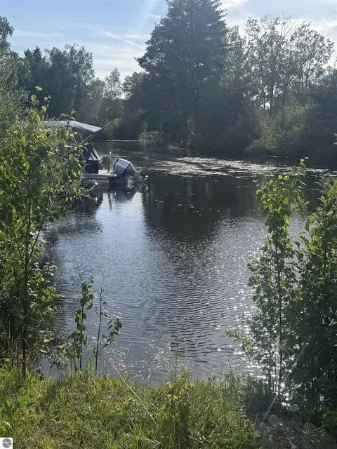 1196 Clubhouse Dr, Lake Isabella, MI 48893