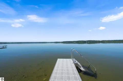 8440 S Lakeview Rd, Traverse City, MI 49684