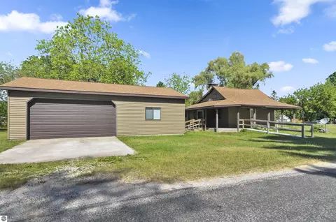 507 River St, Luther, MI 49656