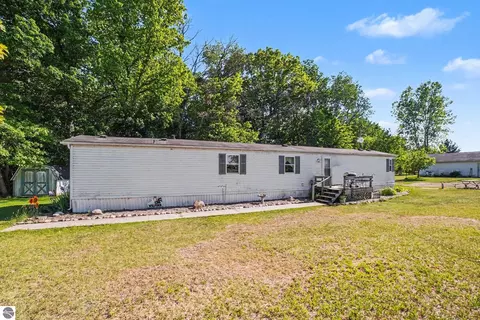 9365 W North County Line Rd, Shepherd, MI 48883