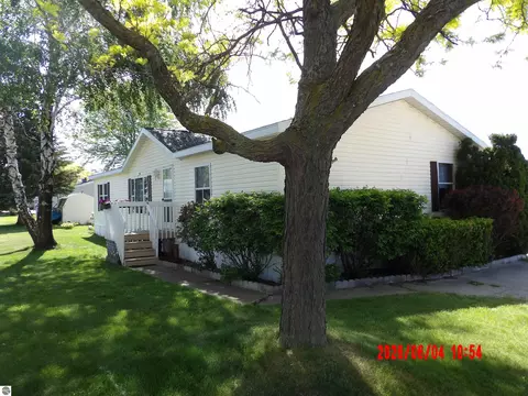 643 Woodcock Dr, Cadillac, MI 49601