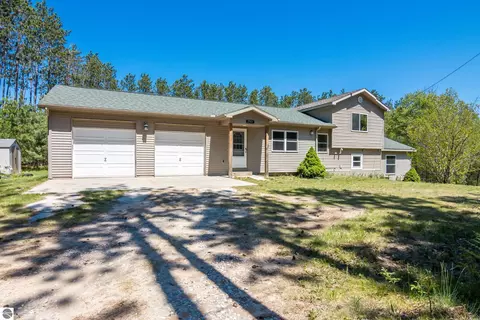 2901 Woodqueen Trl, Kingsley, MI 49649