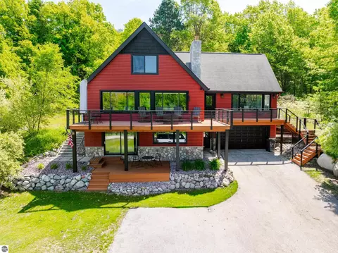 2104 Apple Hill Rd, Traverse City, MI 49686