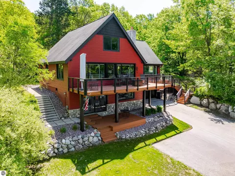 2104 Apple Hill Rd, Traverse City, MI 49686