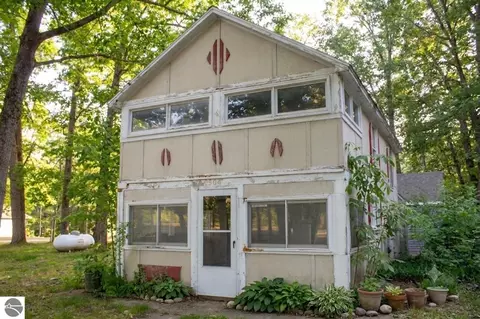 1504 Oak St, Wellston, MI 49689