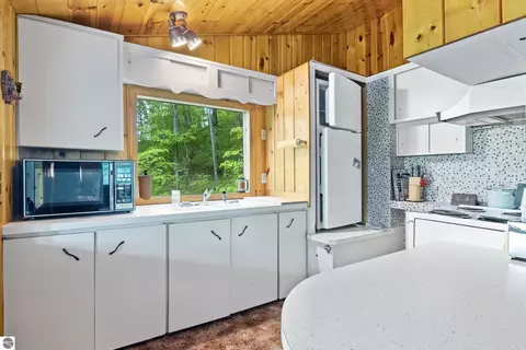 Kitchen - 8401 S Sullivan Rd, Cedar, MI 49621 photo 4 of 5