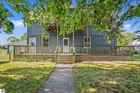 214 W 2nd St, Pinconning, MI 48650