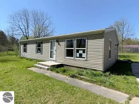 20956 Fewins Rd, Interlochen, MI 49643