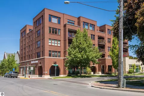 215 Washington St #2F, Traverse City, MI 49684