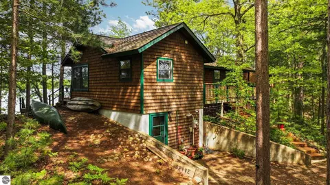 28525 Fox Pointe Trl, Beaver Island, MI 49782