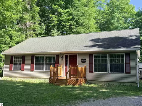 170 Kleehammer Club Dr, Kalkaska, MI 49646