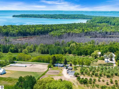 14792 Peninsula Dr, Traverse City, MI 49686