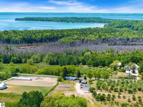 14792 Peninsula Dr, Traverse City, MI 49686