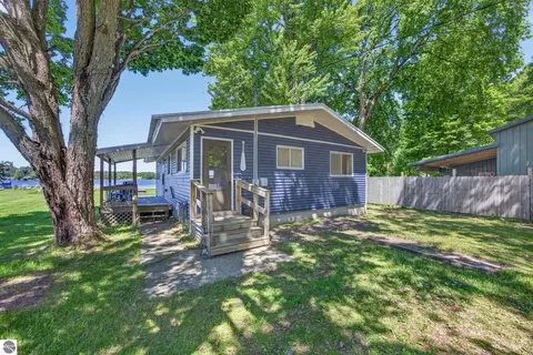 2864 Pleasant Lake Shore Dr, Cadillac, MI 49601