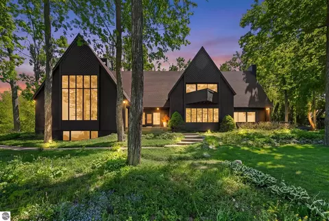 1425 Bay View Hts, Petoskey, MI 49770