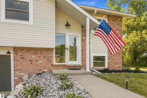7128 S Whispering Hills Dr, Traverse City, MI 49684