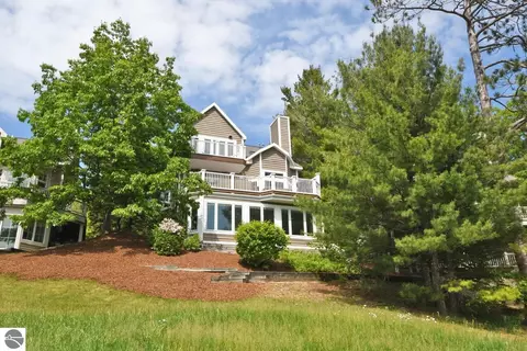 4 Chimney Rdg, Glen Arbor, MI 49636