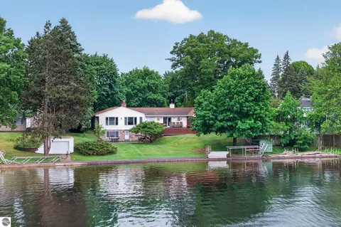 1020 Sunnyside Dr, Cadillac, MI 49601