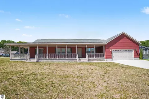 1020 Essex Dr, Lake Isabella, MI 48893