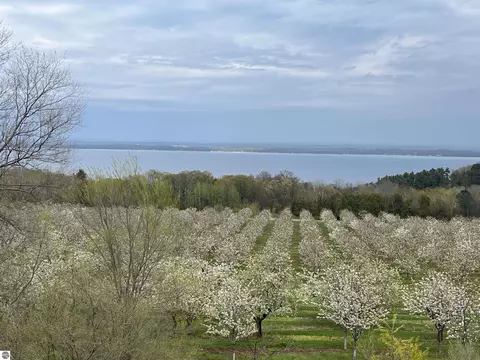 12586 Center Dr, Traverse City, MI 49686