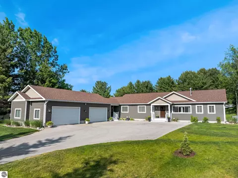 Exterior - 3390 Epps Ln, Traverse City, MI 49686 photo 4 of 9