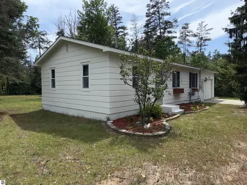 1740 Mccredie Rd, Roscommon, MI 48653