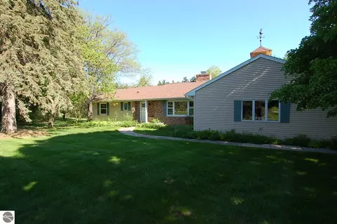 134 Doral Dr, Cadillac, MI 49601