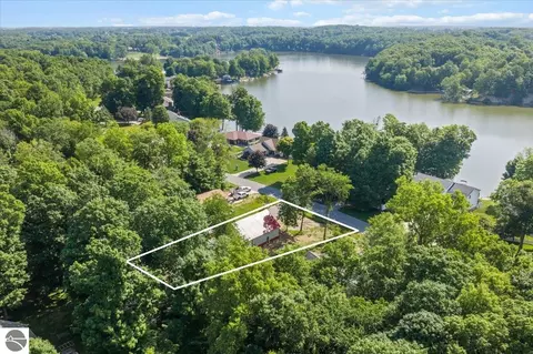 10234 Lakeside Dr, Perrinton, MI 48871