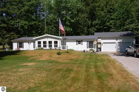 8486 Constitution Blvd, Cadillac, MI 49601