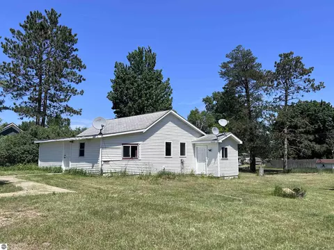 447 S Baldwin St, Lake City, MI 49651