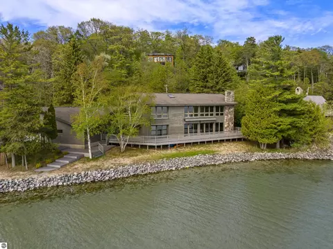 3151 Crystal Dr, Beulah, MI 49617