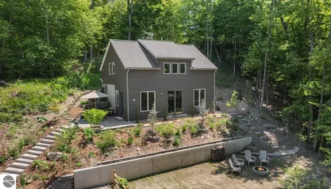 8867 S Dunns Farm Rd, Maple City, MI 49664