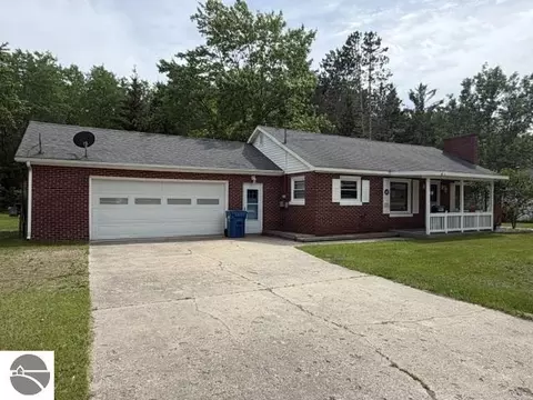 1693 Chestnut St, Cadillac, MI 49601