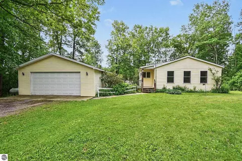 5554 Dease Lake Rd, Hale, MI 48739