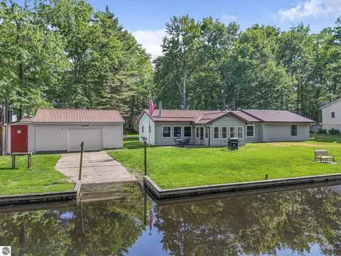 311 W Lake Dr, Cadillac, MI 49601