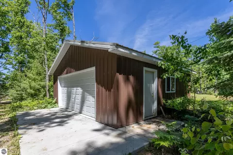 6743 Beach Rd, Johannesburg, MI 49751
