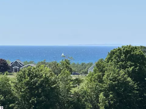12 Foxview Dr, Charlevoix, MI 49720