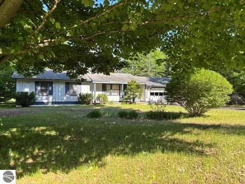 10009 E Lakeview Hills Rd, Traverse City, MI 49684