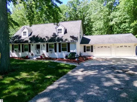 2341 E Cherrywood Dr, Midland, MI 48640