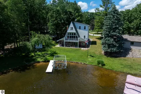 1032 Crown Pointe Dr, Lake Isabella, MI 48893