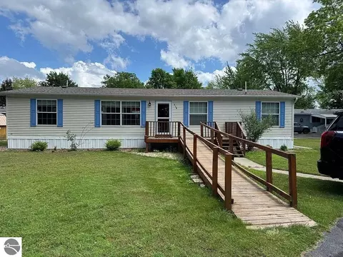 714 Golfview Cir, Elk Rapids, MI 49629