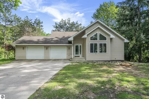 6496 S Crosby Rd, Cadillac, MI 49601